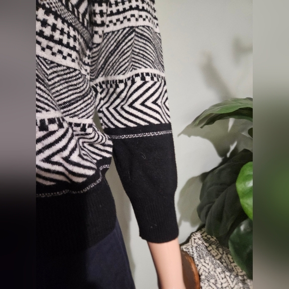 CYRUS Black & White Geometric Knit Mock Neck Sweater | Petite Small - Picture 9 of 14